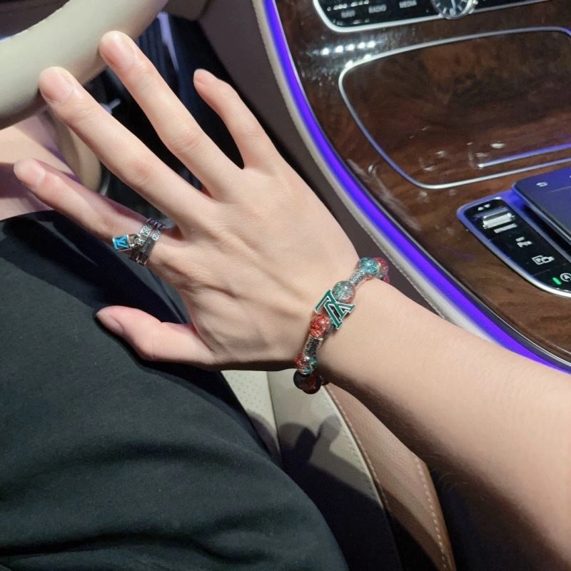 Contemporary Louis Vuitton Bracelets 250723