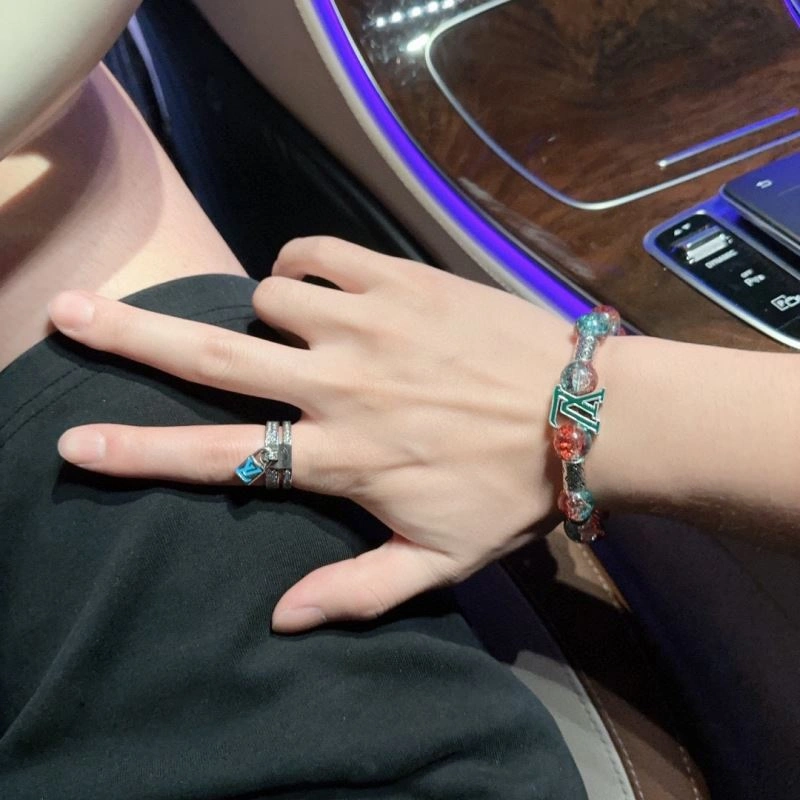 Contemporary Louis Vuitton Bracelets 250723