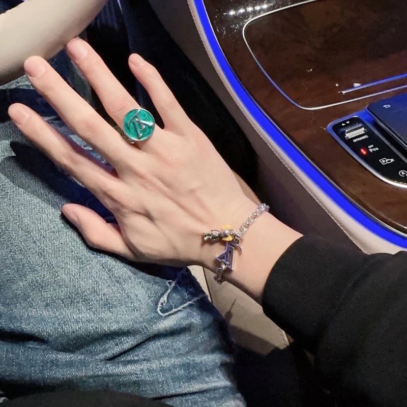 Louis Vuitton Bracelets Stretchable 250695