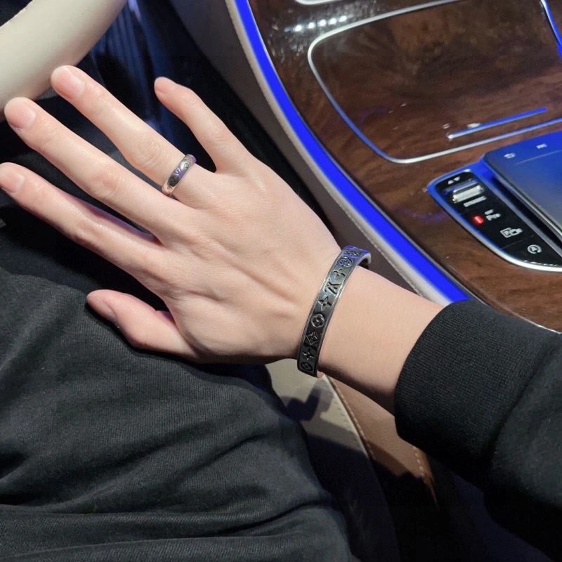Louis Vuitton Bracelets Efficient 250685