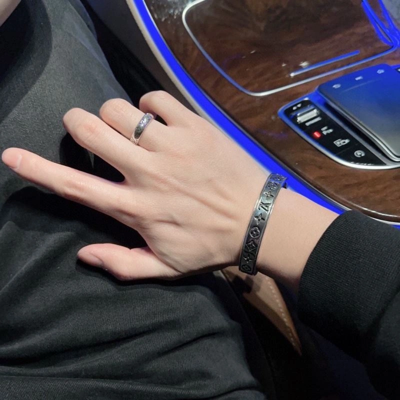 Louis Vuitton Bracelets Efficient 250685