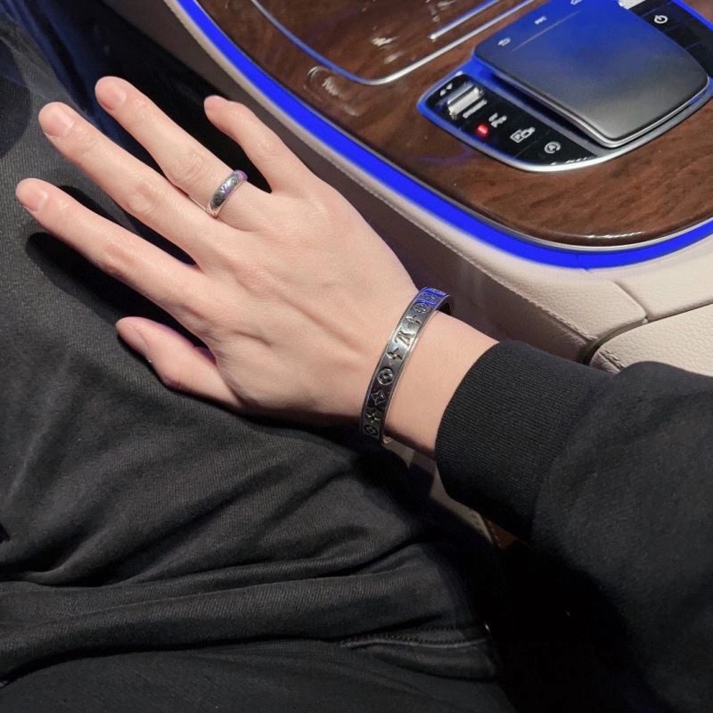 Louis Vuitton Bracelets Efficient 250685
