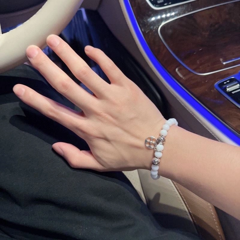 ModernLook Louis Vuitton Bracelets 250681