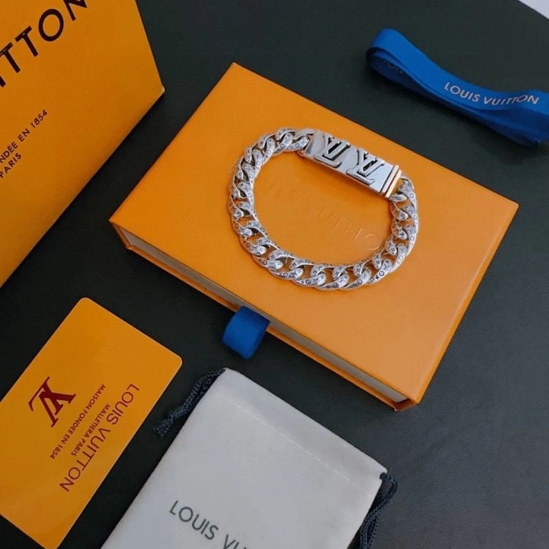 Compact Louis Vuitton Bracelets 250342