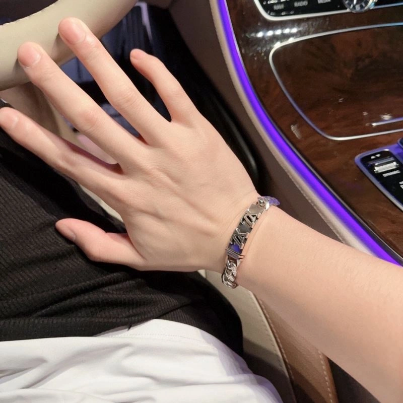 Compact Louis Vuitton Bracelets 250342