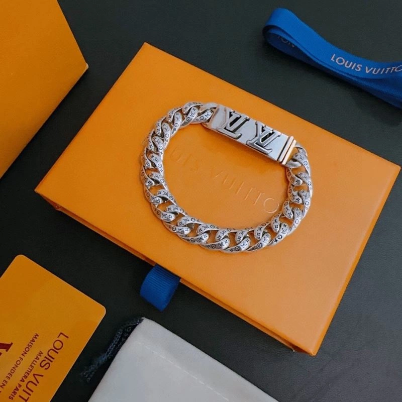 Compact Louis Vuitton Bracelets 250342
