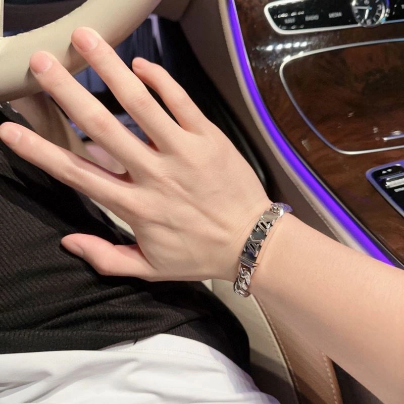 Compact Louis Vuitton Bracelets 250342