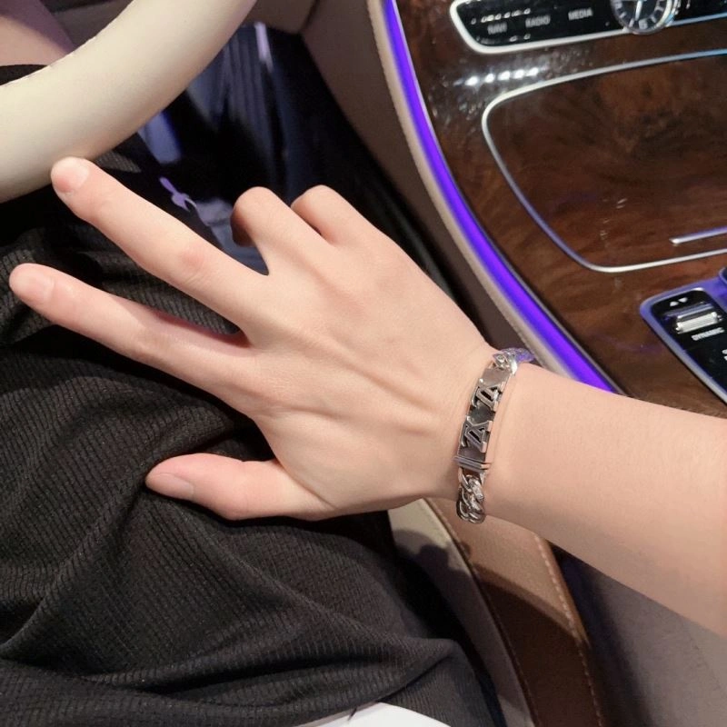 Compact Louis Vuitton Bracelets 250342