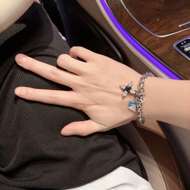 Louis Vuitton Bracelets NewStyle 250330