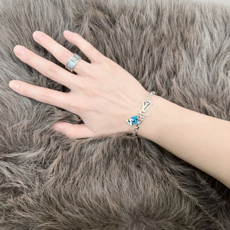 Louis Vuitton Bracelets Lightweight 250334