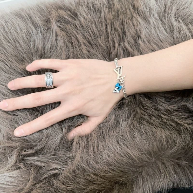 Louis Vuitton Bracelets Lightweight 250334