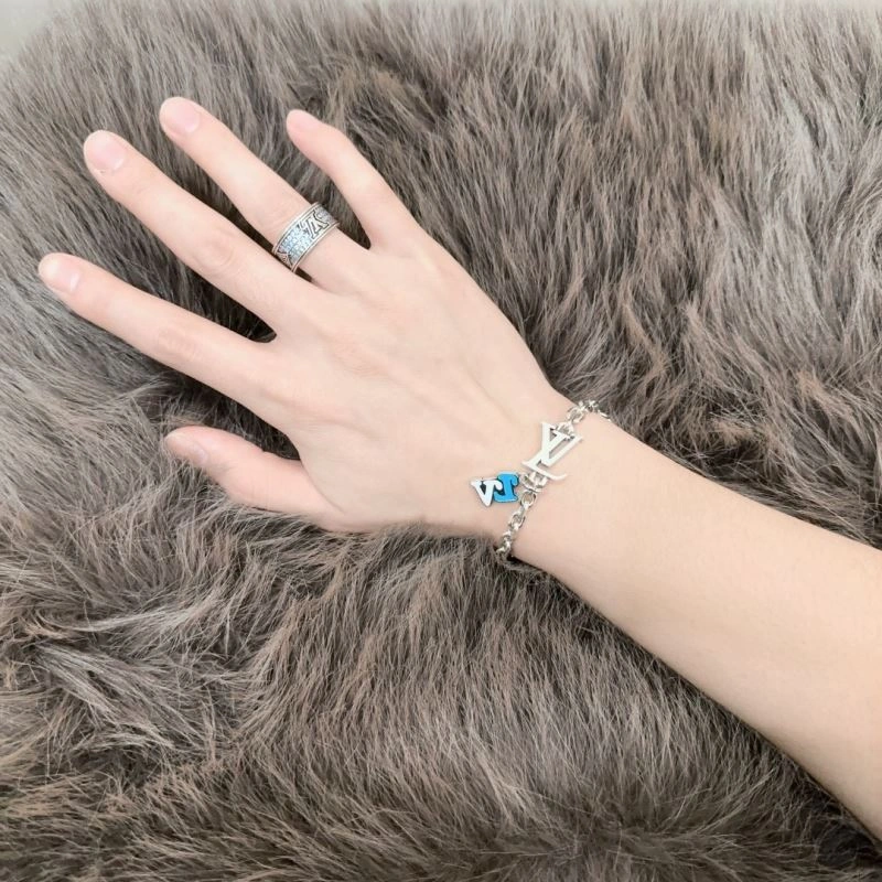 Louis Vuitton Bracelets Lightweight 250334