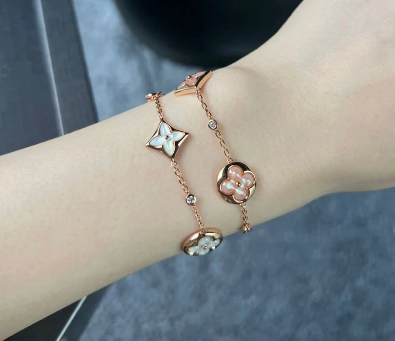 SmoothTexture Louis Vuitton Bracelets 250350
