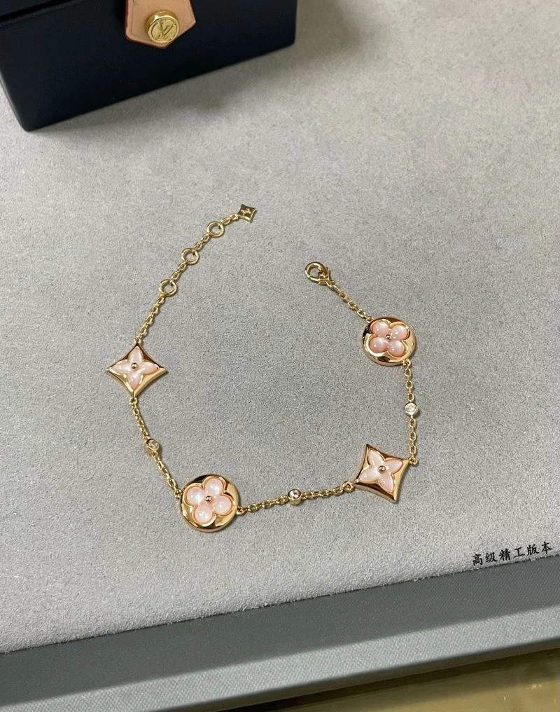 SmoothTexture Louis Vuitton Bracelets 250350