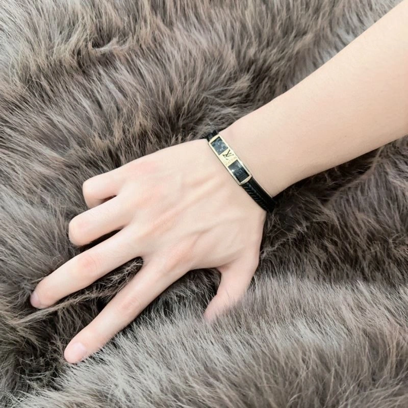 Louis Vuitton Bracelets Versatile 250321