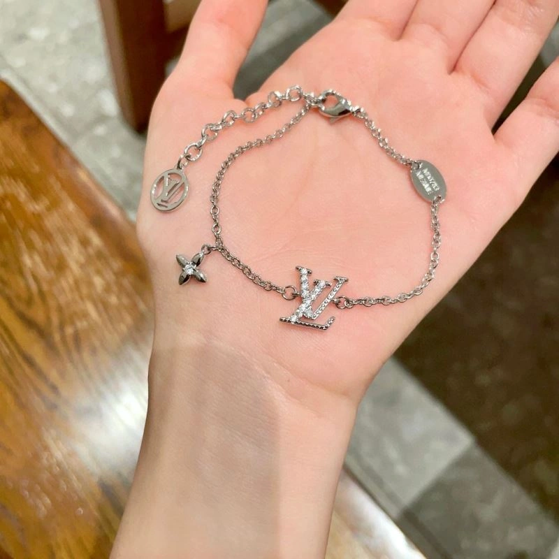Louis Vuitton Bracelets Trendsetting 250286