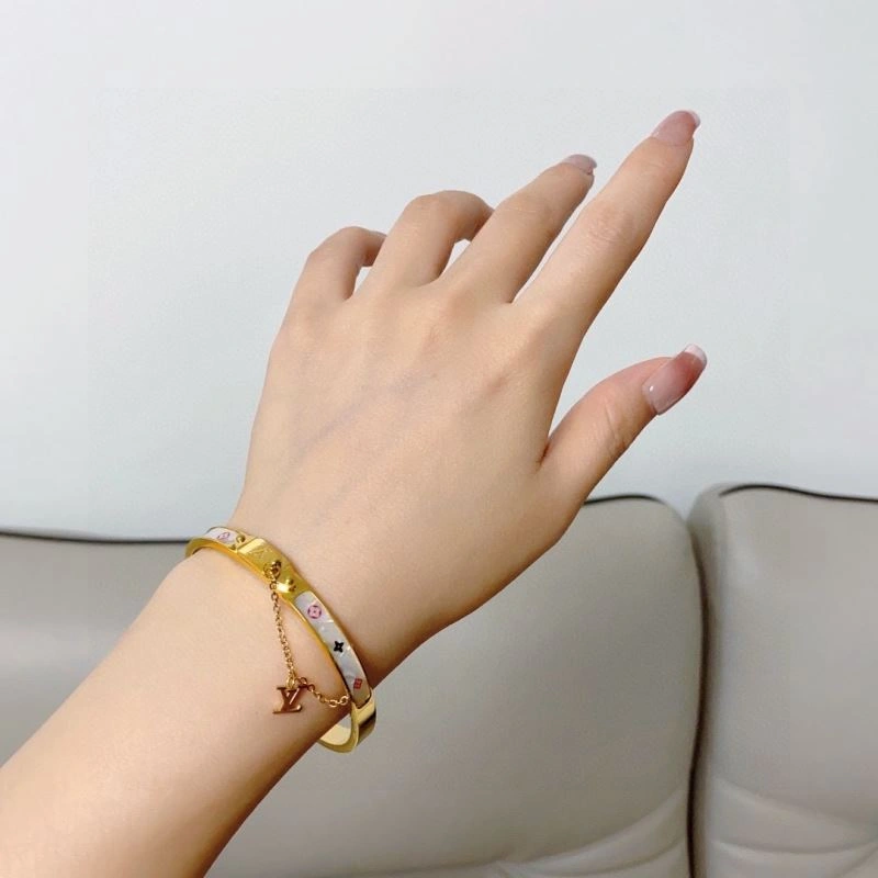 Louis Vuitton Bracelets ZipUp 250307