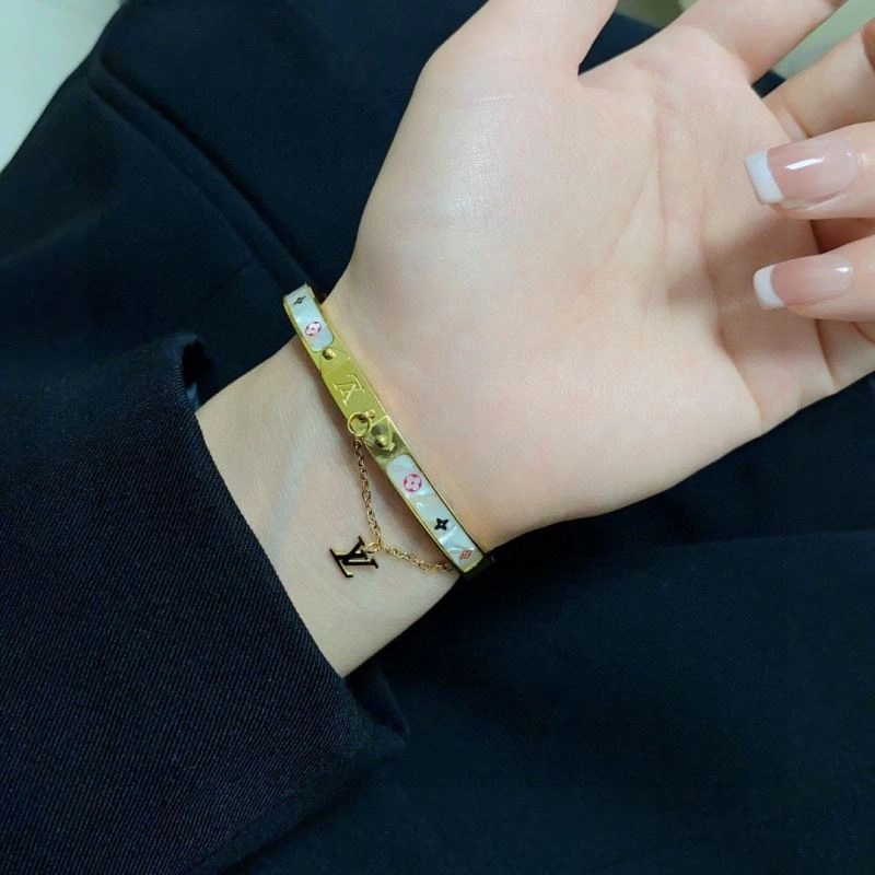 Louis Vuitton Bracelets ZipUp 250307