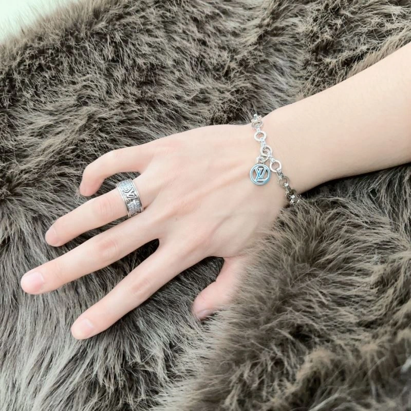 Louis Vuitton Bracelets Youthful 250289