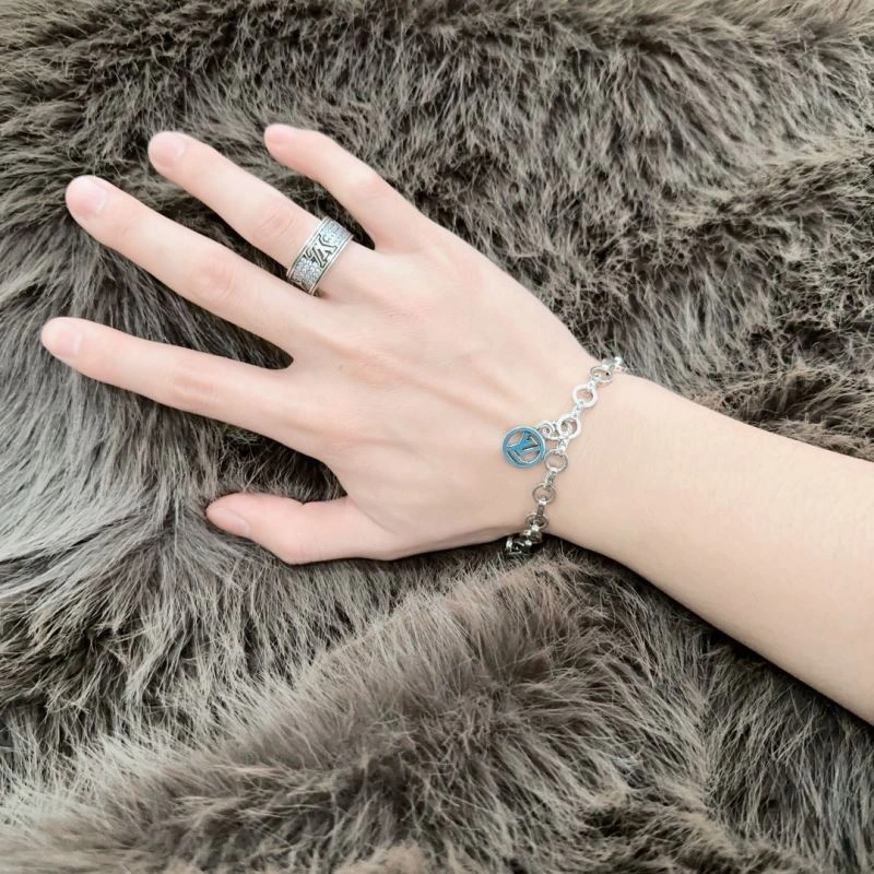 Louis Vuitton Bracelets Youthful 250289