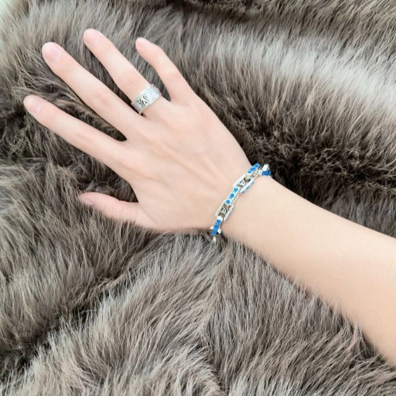 Louis Vuitton Bracelets Snug 250239