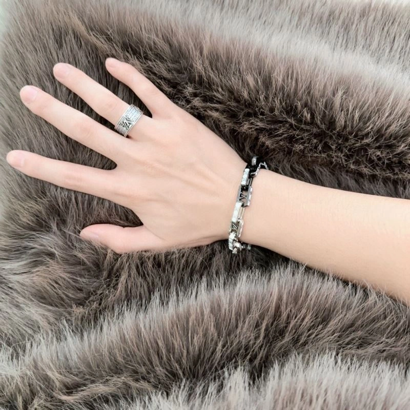 Unisex Louis Vuitton Bracelets 250267