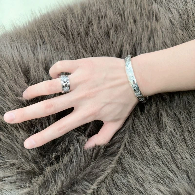 Bright Louis Vuitton Bracelets 250243