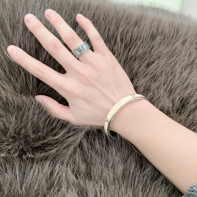 MultiPurpose Louis Vuitton Bracelets 250256