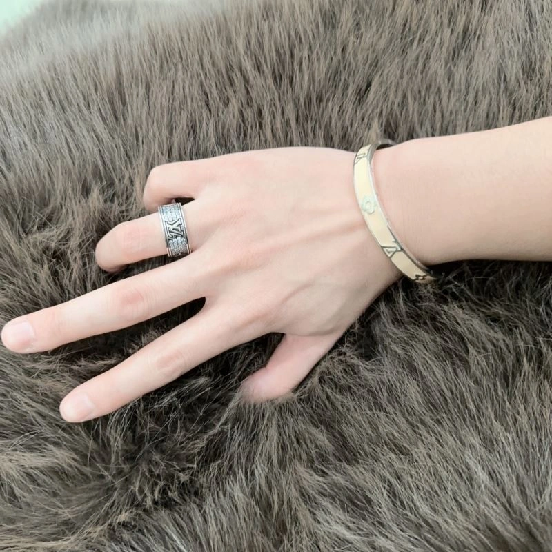 MultiPurpose Louis Vuitton Bracelets 250256