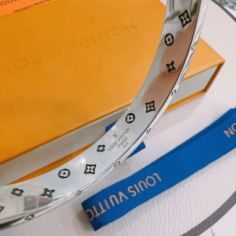 MultiPurpose Louis Vuitton Bracelets 250256