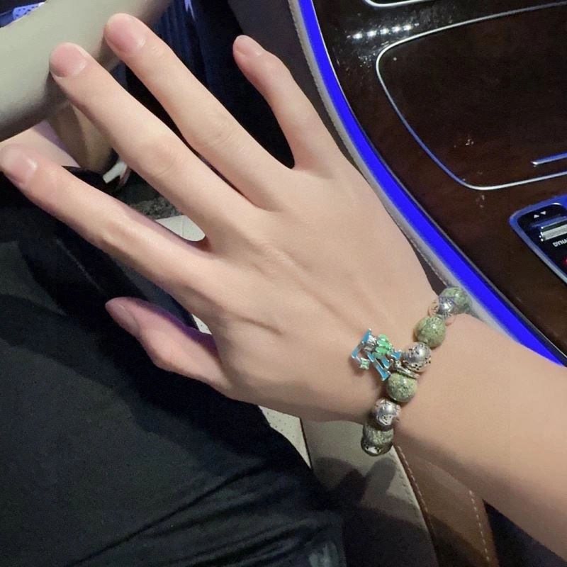 Lightweight Louis Vuitton Bracelets 250255