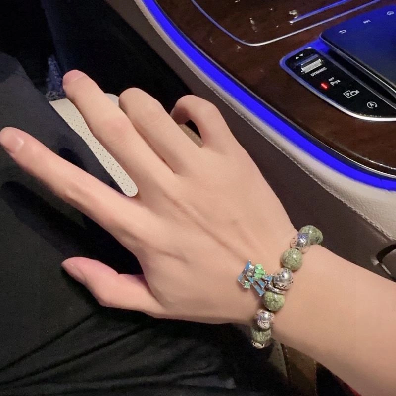 Lightweight Louis Vuitton Bracelets 250255