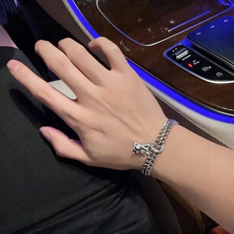 Louis Vuitton Bracelets Chic 250251