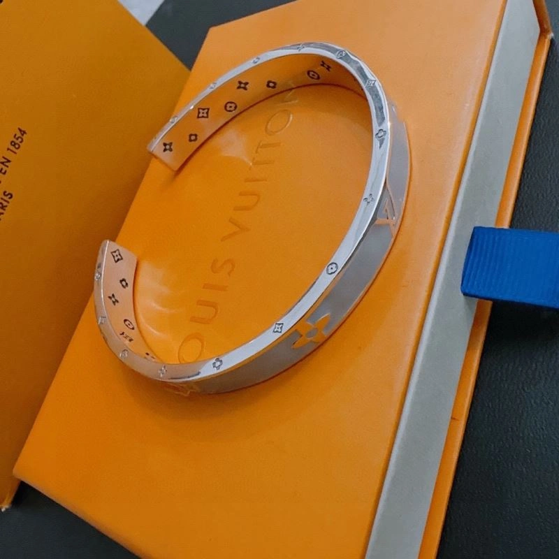 EyeCatching Louis Vuitton Bracelets 250235
