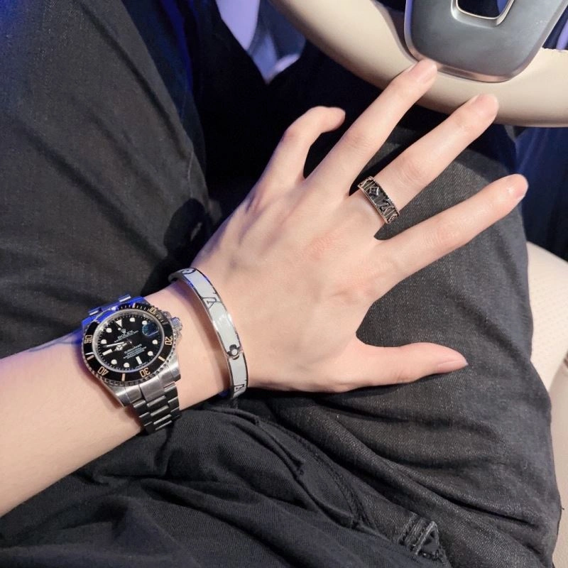 EyeCatching Louis Vuitton Bracelets 250235