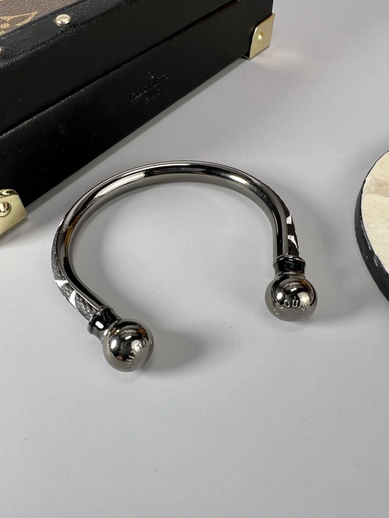 SmartChoice Louis Vuitton Bracelets 250203