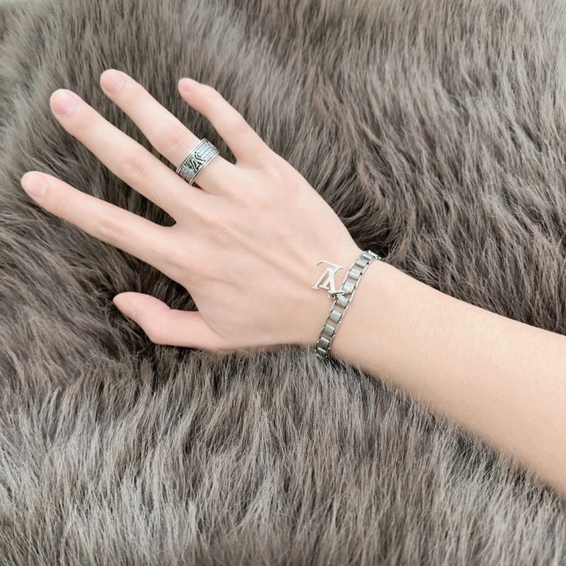 Louis Vuitton Bracelets Comfortable 250199
