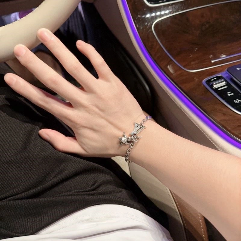 Snug Louis Vuitton Bracelets 249927