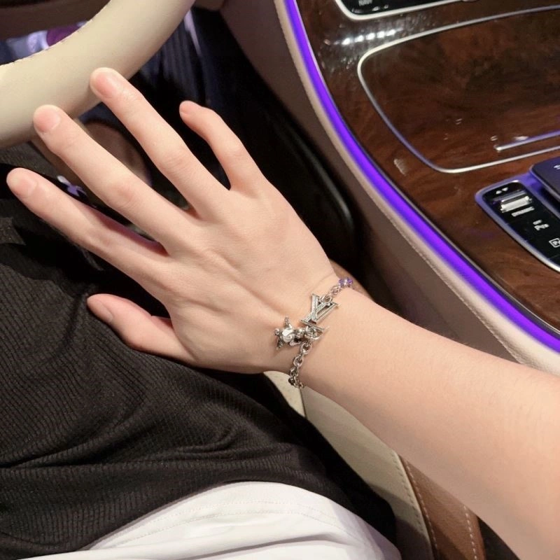 Snug Louis Vuitton Bracelets 249927