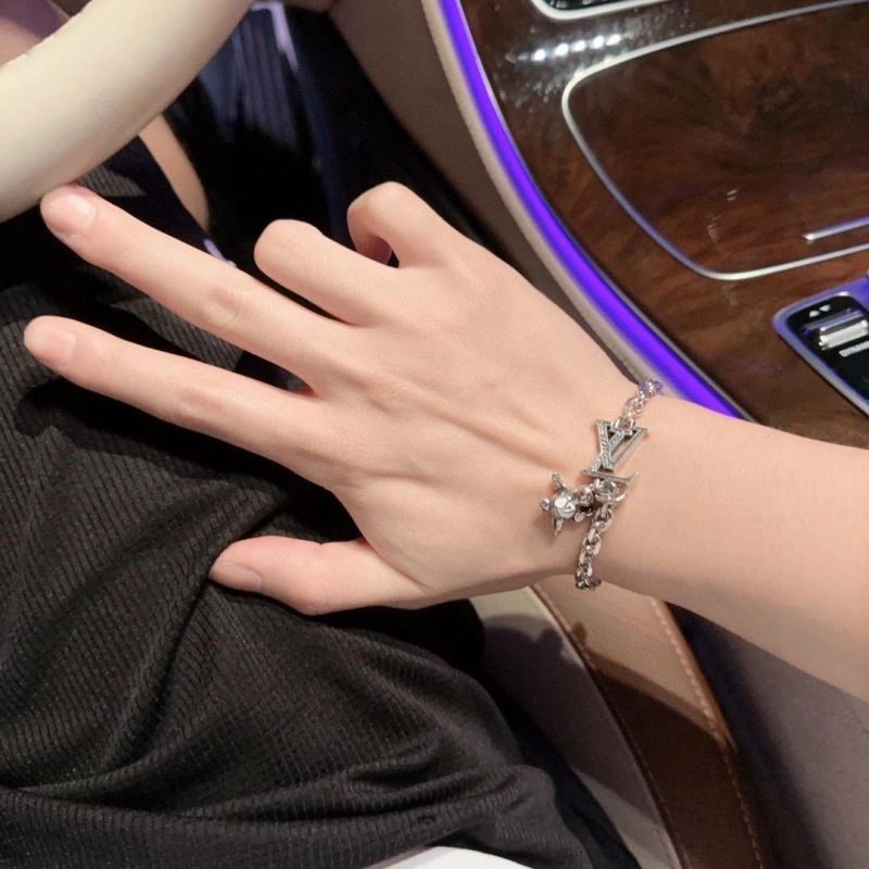 Snug Louis Vuitton Bracelets 249927