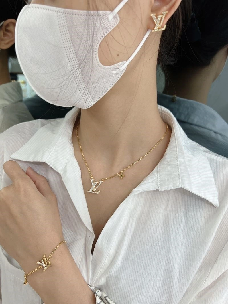 Lightweight Louis Vuitton Bracelets 249898