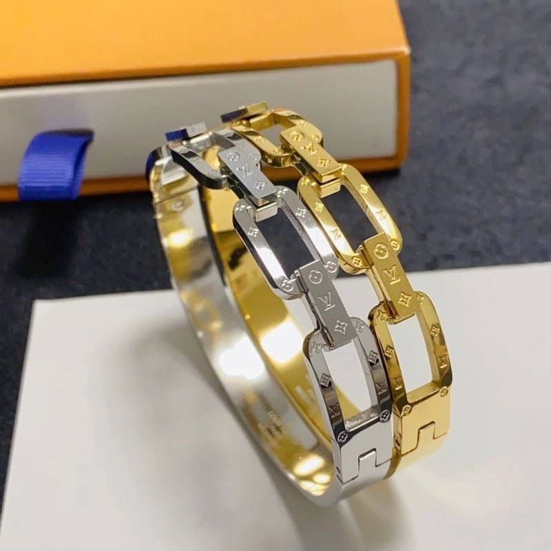 Compact Louis Vuitton Bracelets 249900