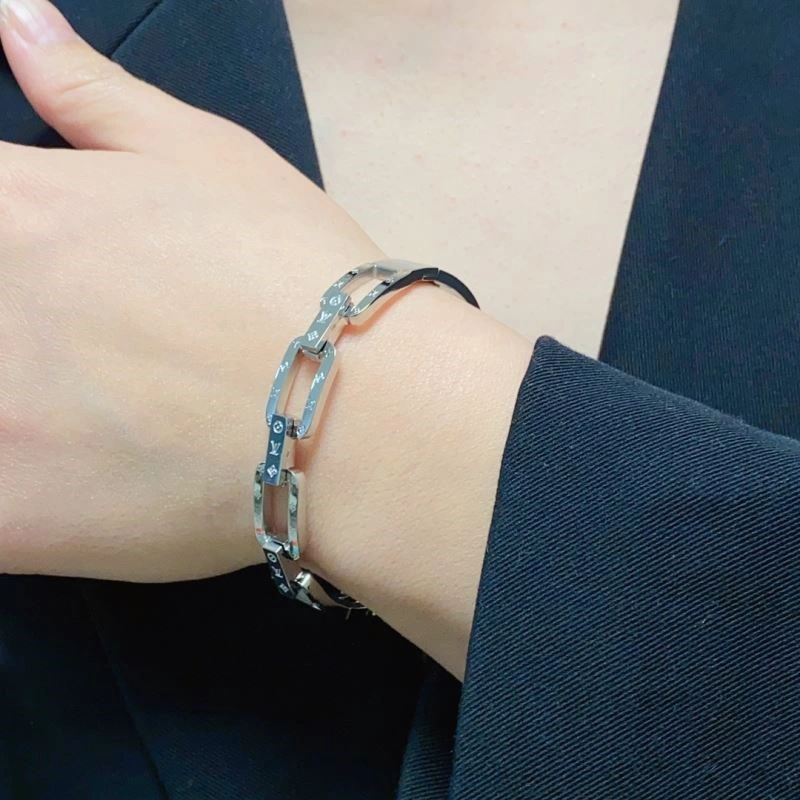 Compact Louis Vuitton Bracelets 249900