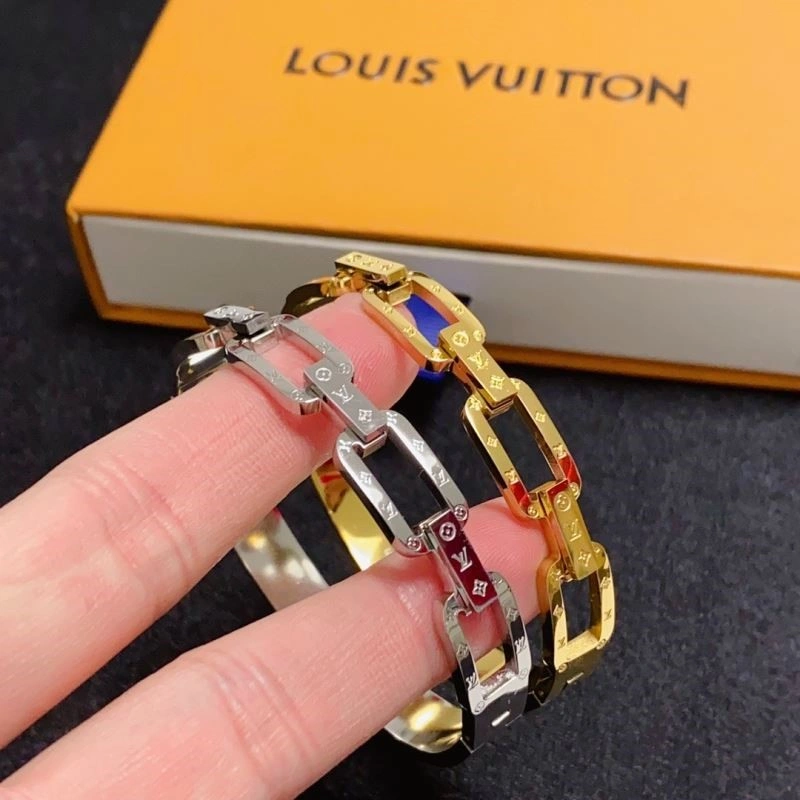 Compact Louis Vuitton Bracelets 249900