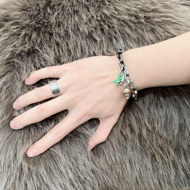 Sleek Louis Vuitton Bracelets 249886
