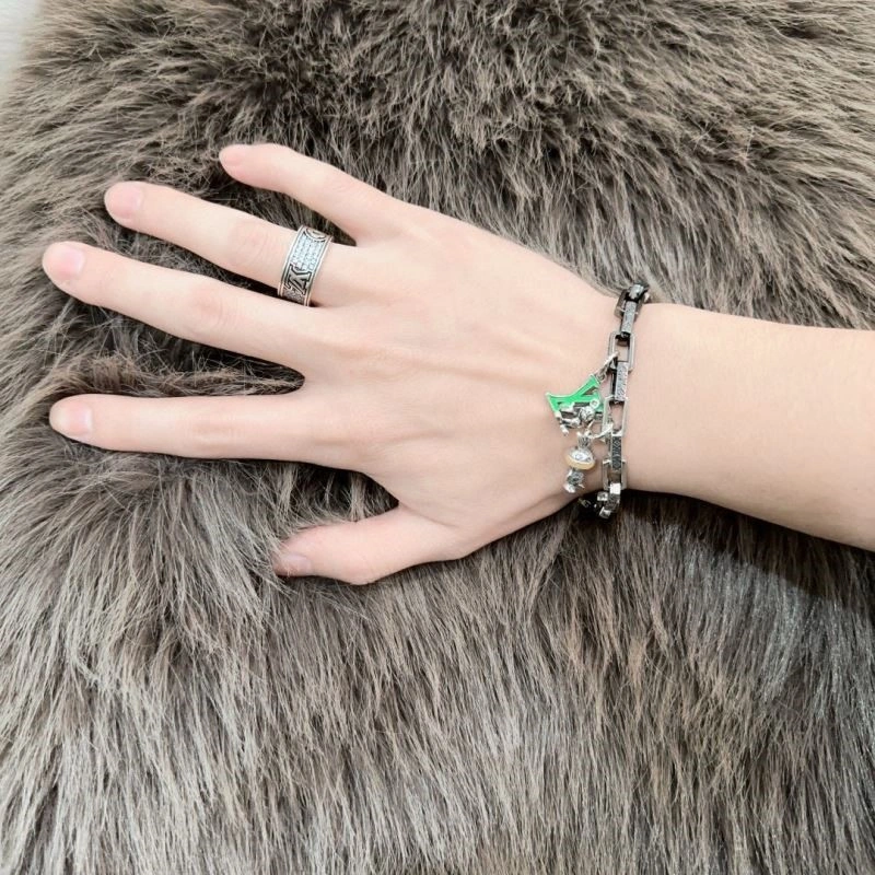Sleek Louis Vuitton Bracelets 249886