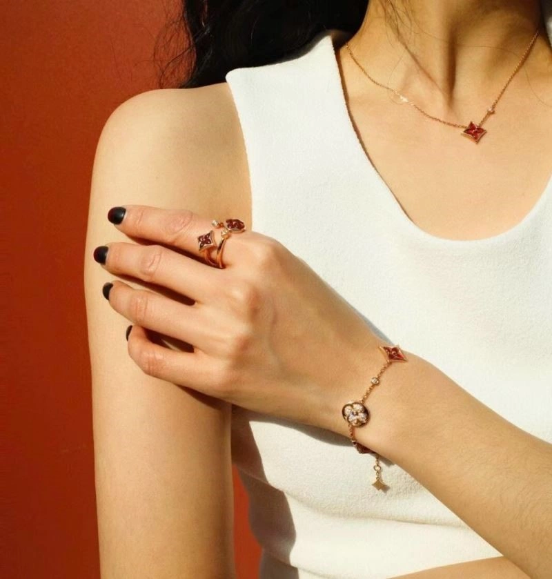 Louis Vuitton Bracelets Unique 249870