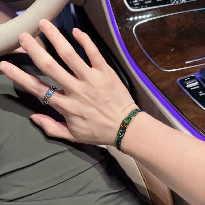 Louis Vuitton Bracelets Bold 249860