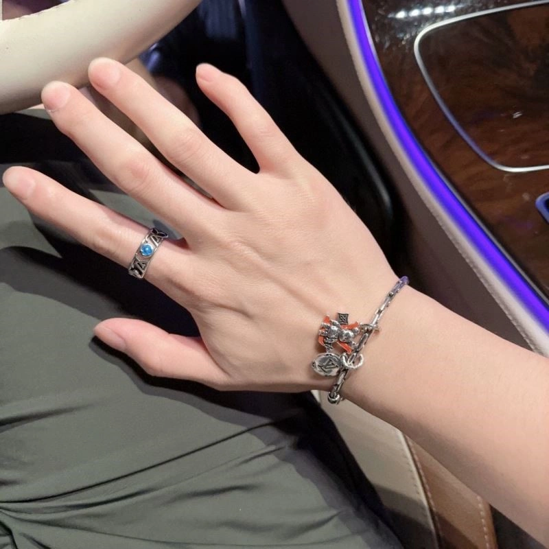 TechFriendly Louis Vuitton Bracelets 249862