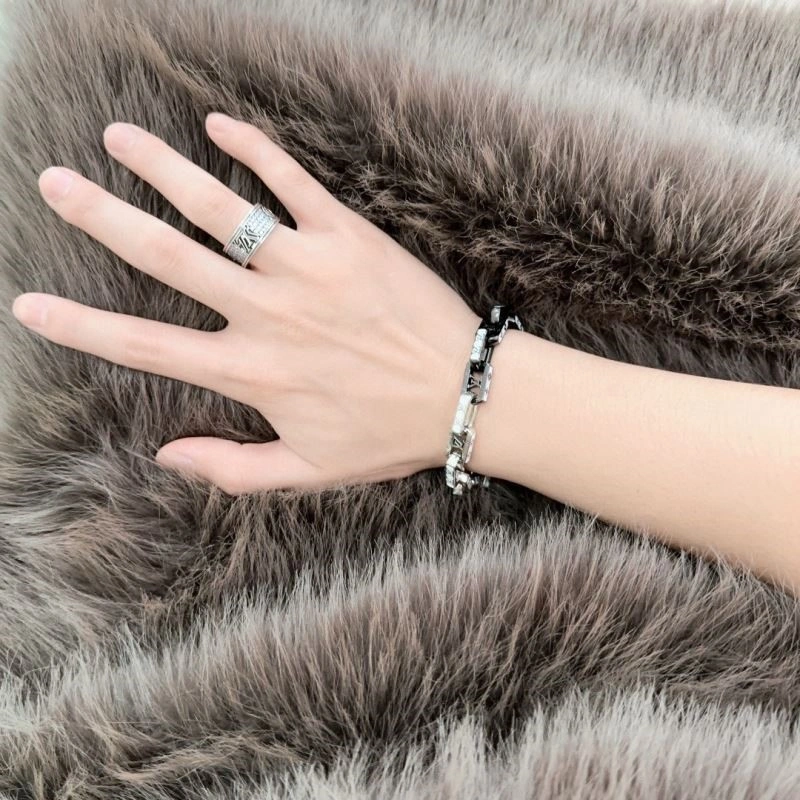 UrbanStyle Louis Vuitton Bracelets 249865